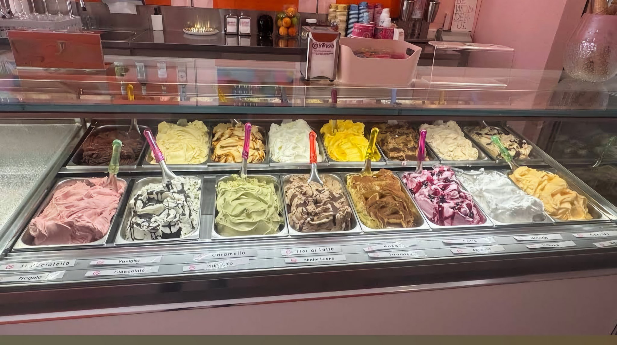 Intrigo Gelato Vitrine bunt