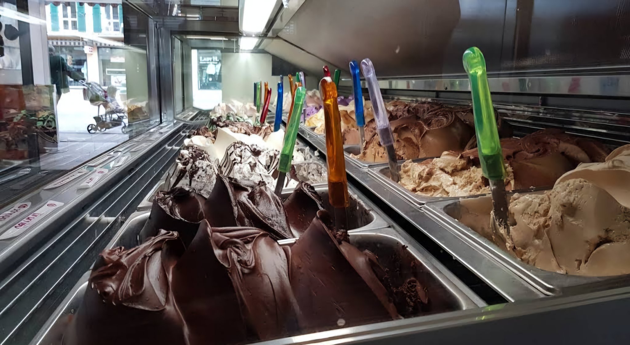 Intrigo Gelateria Vitrine